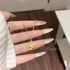 Colar Choker de Aço Titânio com Trevo de Quatro Folhas Vazado Escovado Estilo Retro Francês de Luxo Leve Novo Chinês de Nicho Exquisito Versátil