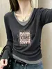 Camiseta de Algodón Puro con Hombro Recto, Falso Dos Piezas, Cuello en V, Manga Larga, Moda Femenina, Versátil, Ceñida a la Cintura, Adelgazante, Capa Base, Otoño 2026
