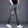 Nuevos Jeans de Hombre para Primavera y Otoño con Parches, Corte Delgado, Elásticos, Bordado Azul Vintage, Moda Tendencia Versátil Pantalones Largos que Realzan la Altura
