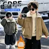Jaqueta Infantil Forrada com Fleece 2026 Outono/Inverno Novo Estilo Meninos Estilo Coreano Bonito Estilo Hong Kong Jaqueta de Algodão Bebê Criança Pequena Roupas de Algodão Espessadas