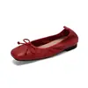 Sapatos de Ovo Rolado de Pele de Cordeiro Macia Femininos 2026 Novos Sapatilhas de Bico Quadrado com Laço Salto Baixo Temperamento para o Trabalho Boca Rasa Sapatos Individuais