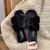 Chinelos Peludos Chinelos Europeus e Americanos Modernos Casuais para Usar ao Ar Livre Outono e Inverno Chinelos Novos de Pelúcia com Solado Plano para Casa e Uso ao Ar Livre