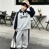 Conjunto de Moletom Infantil 2026 Outono Novo Meninos Camisa POLO Calça de Moletom Conjunto de Duas Peças Para Bebês e Crianças Pequenas Roupa Esportiva Tendência