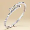 Pulsera Versátil Clásica de Doble Tachuela Transfronteriza Europea y Americana de Acero de Titanio Inoxidable con Diamantes Diseño de Nicho Venta al por Mayor
