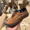 Sapatos Masculinos de Primavera 2025 Novos Sapatos de Couro Sapatos Casuais de Sola Macia Masculinos Sapatos Masculinos Versáteis e Respiráveis Sapatos Masculinos Confortáveis de Calçar