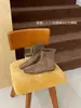 Botas Curtas de Couro Macio Retrô para Mulheres 2025 Inverno Novas Versáteis de Nicho Bico Quadrado Chelsea Boots com Salto Interno Moda