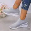 Sapatos Casuais Slip-on Europeus e Americanos Cruzados Confortáveis Novo Aumento de Altura Slip-on Sapatos Casuais Esportivos Primavera e Outono Venda por Atacado Tamanhos Grandes