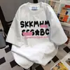 Camiseta de Verão 2025 Novo Estilo Estampa de Letras Graffiti Manga Curta Estilo Casal Casual Solta Versátil Vintage Top