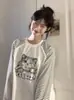 Camiseta Divertida com Estampa de Gatinho Costura em Cor Contrastante Gola Redonda Manga Longa para Mulheres 2025 Nova Moda Versátil Casual Top Ins