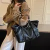 Bolso de hombro de lujo ligero de alta gama, bolso de mano estilo motero, nuevo bolso baguette vintage para commuting 2026 para mujer