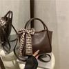 Moda Transfronteriza Nicho Bufanda de Seda Bolso Cubo de un Solo Hombro para Mujer 2024 Nuevo Color Puro Superficie Suave Bolso Cruzado de Mano para el Trabajo