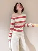 Top de punto a rayas rojas y blancas de un solo hombro descubierto manga larga para mujer, nuevo estilo de otoño, atuendo bonito, capa interior deslumbrante 10971