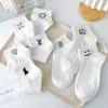 Meias femininas personalizadas bordadas com carinhas sorridentes, meias brancas casuais, respiráveis ​​e confortáveis, ideais para estudantes e esportes. Fabricante de meias.