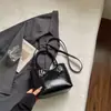 Bolsa de mão pequena super popular para mulheres, novo modelo de verão 2026, luxo leve e sensação de alta qualidade, bolsa de ombro tipo balde para o dia a dia
