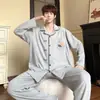 Pijama de imitación de algodón para hombre, conjunto de primavera y otoño de manga larga y pantalón largo, estampado de rayas verdes con bordado de dibujos animados, cárdigan con cuello de solapa, ropa de casa para hombre