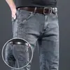 Venta al por mayor Jeans de Primavera y Otoño para Hombre Corte Slim Pierna Pequeña Pantalones Largos Grises Estilo Coreano Modernos Juveniles Elásticos Casuales