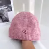 Gorro de Lana Cálido de Moda con Letra Bordada para Mujer Invierno Versátil Informal Gorro de Punto a Crochet a Prueba de Frío a Prueba de Viento Gorro de Poner Gorro Frío