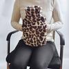 Venta al por mayor Protección de cuello británica relleno bolsa de agua cálida cervical goma en forma de U bolsa de agua caliente funda de tela removible bolsa de agua caliente punto