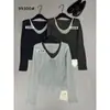 Apenas Um VI+ Outono 2026 Feminino Estilo Coreano Cor Sólida Bloco de Cores Suéter de Malha Falso Duas Peças Gola U Manga Longa 99300