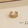 Anillo retro floral en tono café dorado, una pieza lujosa y única con un aire de alta gama, diseñado para apilar, con un borde de encaje, y perfecto para el dedo índice, ofreciendo un estilo moderno e individual