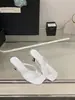 Chinelos pretos de salto alto estilo francês para mulheres, adequados para uso ao ar livre, sandálias elegantes de salto agulha para o verão de 2026