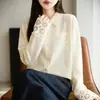 A gola polo é elegante e apropriada, a malha é leve e respirável, as mangas compridas são simples e versáteis, uma blusa feminina adequada para o outono e a primavera no trajeto para o trabalho.