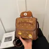 Bolsas femininas transfronteiriças, nova coleção outono/inverno 2026: mochilas da moda e estilosas com uma estética preppy, apresentando bordado fofo de urso