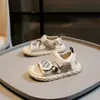 Sandalias para Niños 2026 Verano Nuevo Estilo para Niños Mayores con Correas de Velcro, Zapatos Deportivos Ligeros de Suela Suave para Playa para Niñas Modernos