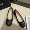 Sapatos Femininos Confortáveis de Sola Macia e Salto Baixo 2025 Primavera Novo Estilo Slip-On Rasteirinhas de Sola Rasa Sapatos Suaves Que Não Cansam os Pés, Sapatos de Mãe