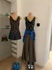 WGWE9409 Guangzhou Trece Líneas Ropa para Mujer Verano 2026 Nuevo Estilo Cuello Oscilante Lunares Cintura Ceñida Petite Camisola