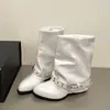 Botas retro de salto grosso estilo britânico branco para mulheres, nova coleção outono 2026, projetadas para fazer mulheres baixinhas parecerem mais altas e magras, com bico fino e estilo boot-cut
