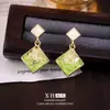 Brincos de tarraxa de cristal com cores degradê fresh de agulha de prata, brincos geométricos de losango com temperamento de nicho, brincos de luxo leve e com sensação de alta qualidade para mulheres
