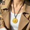 Colar de deus da riqueza amarelo martelado banhado a ouro estilo antigo, pingente redondo duplo personalizado em relevo dourado vintage, estilo moderno chinês