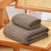 Toallas de coralina transfronterizas, adecuadas para uso doméstico, absorbentes, sin pelusa, suaves y disponibles en diseños de rayas de colores dulces.; un juego de toallas de baño