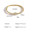 Pulseira fina de luxo leve com três camadas cravejadas de diamantes e fecho, um acessório simples e versátil para o dia a dia das mulheres