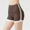 Shorts esportivos de secagem rápida com cintura alta, listras em cores contrastantes nas laterais, controle e modelagem da barriga, adequados para fitness ao ar livre e yoga.