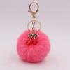 Chaveiro de pelúcia de cereja fofo Pingente de bola de pelo de cereja em liga Acessórios de chaveiro para bolsa de roupa