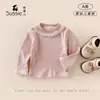 Ropa de punto para niñas 2026 Primavera y Otoño Nueva Moda Top de Cuello Redondo con Adorno de Encaje y Decoración de Lazo Estilo Coreano