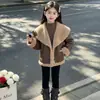 Abrigo de piel sintética para niña 2026 nuevo estilo otoño e invierno, conjunto de dos piezas de moda con abrigo de lana de cordero y pantalones de lápiz para niños mayores