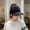 Sombrero de Mujer Otoño Invierno Moda Versátil Agujero para Cola de Caballo Parte Superior Sombrero de Copa Más Terciopelo Cálido Ciclismo al Aire Libre Tejido Sombrero de Pico de Pato