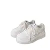 Populares tenis blancos de suela gruesa para mujer, estilo Hong Kong de otoño para aumentar la altura, nuevos 2026 versátiles casuales para estudiantes, zapatillas deportivas para mujer