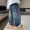 Pantalones de mezclilla elegantes y geniales para otoño para niños, nueva colección 2026, pantalones largos de pierna recta de moda para bebés y niños pequeños, adecuados para primavera y otoño