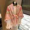 Chal floral rosa con flores, versátil y elegante, toalla de playa con protección solar suave, pañuelo cuadrado grande, pañuelo para el cuello, pañuelo de seda