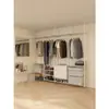 Guarda-roupa metálico de piso com closet e depósito, montado a partir de estruturas de piso a teto.