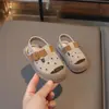 Sandalias infantiles 2025 verano nuevas zapatos para niños pequeños calzado para bebés y niñas pequeñas puntera cerrada anti-pateo antideslizantes suela suave sandalias de niño