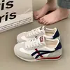 Tênis brancos estilo alemão para mulheres, versáteis para primavera e outono, com sola reta e grossa, novo modelo 2026, calçados casuais atléticos, tênis de skate