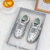 Tênis de treino alemão retrô preto com bolinhas para meninas, nova coleção primavera/outono 2026, tênis casuais versáteis infantis com fivela de couro