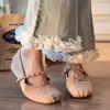 Sapatos Mary Jane femininos elegantes e da moda com aumento de altura interno e corrente metálica, novos sapatos de trabalho estilo Chanel vintage para o outono de 2026