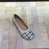 Sapatos de casco de porco com sola reta e dedos divididos, sapatos femininos vermelhos, sapatos de casco de verão 2026 com laço e bico raso