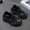 Tênis robustos para meninas primavera e outono 2025 novos sapatos de malha respiráveis para meninas sapatos tipo meia para crianças tênis esportivos slip-on para meninos